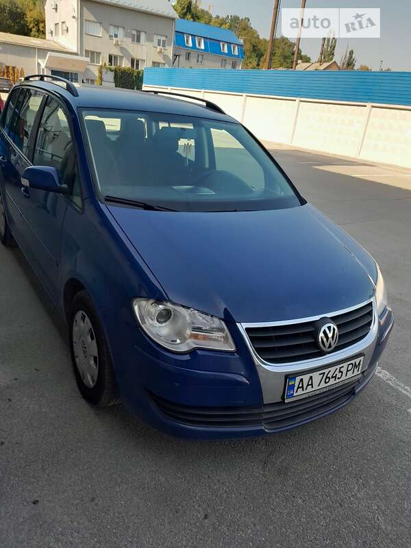 Минивэн Volkswagen Touran 2008 в Киеве