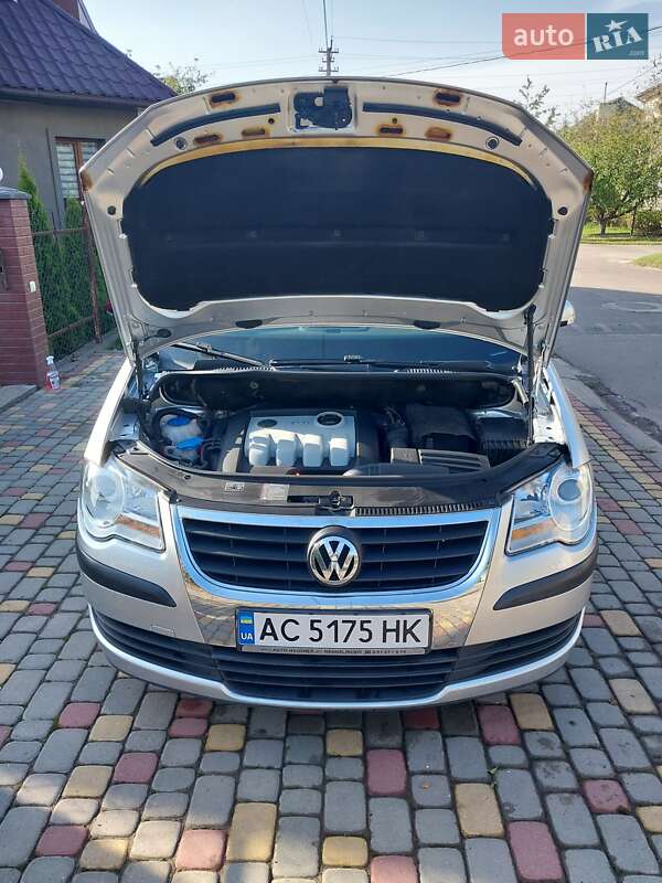 Минивэн Volkswagen Touran 2008 в Нововолынске