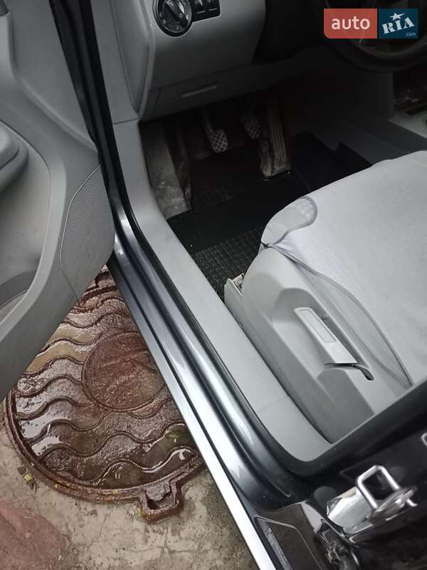 Минивэн Volkswagen Touran 2006 в Днепре