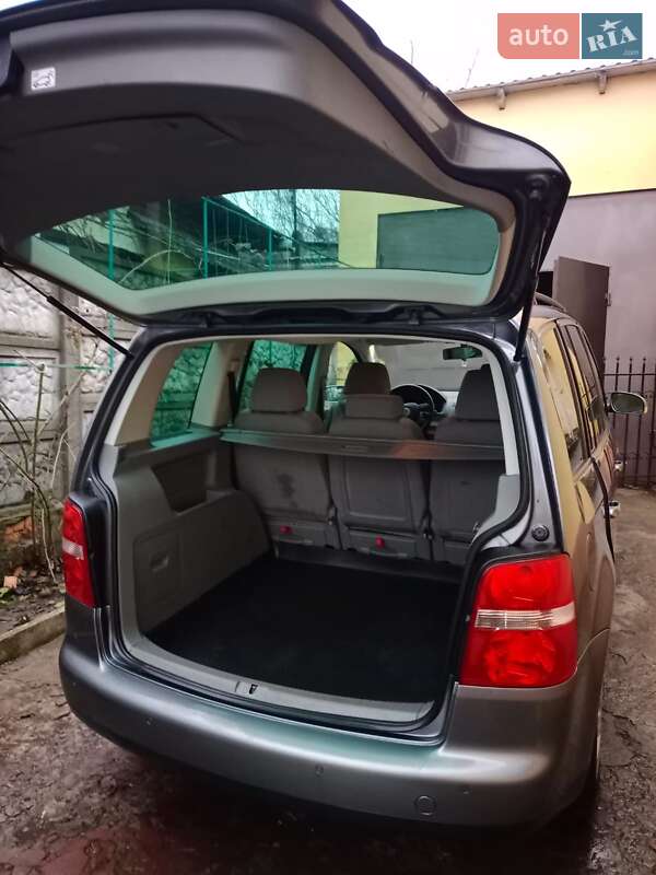 Минивэн Volkswagen Touran 2006 в Днепре