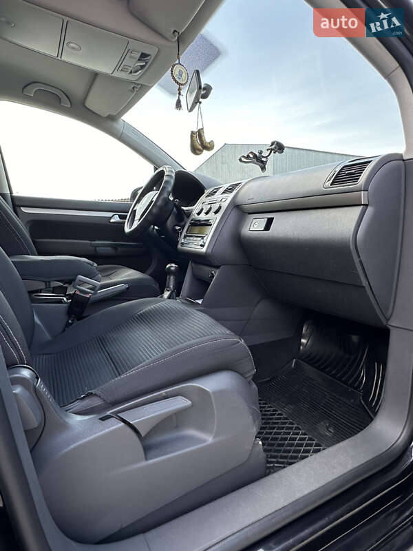 Минивэн Volkswagen Touran 2008 в Киеве