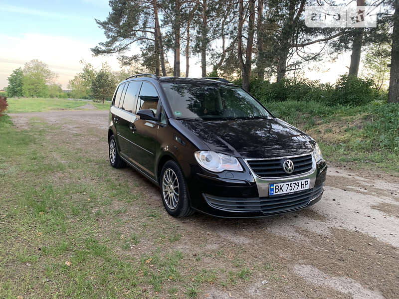 Мінівен Volkswagen Touran 2008 в Сарнах