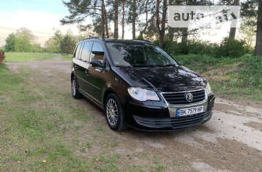 Мінівен Volkswagen Touran 2008 в Сарнах