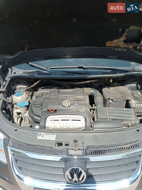 Мінівен Volkswagen Touran 2010 в Запоріжжі