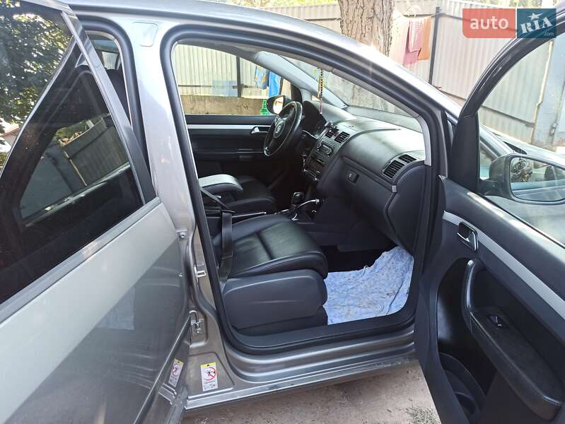 Мінівен Volkswagen Touran 2011 в Чернівцях