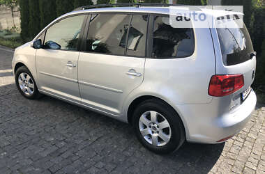 Мінівен Volkswagen Touran 2010 в Чернівцях