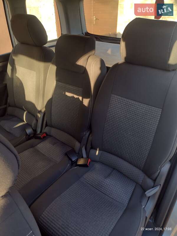 Мінівен Volkswagen Touran 2005 в Городку