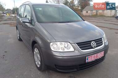 Минивэн Volkswagen Touran 2004 в Хороле