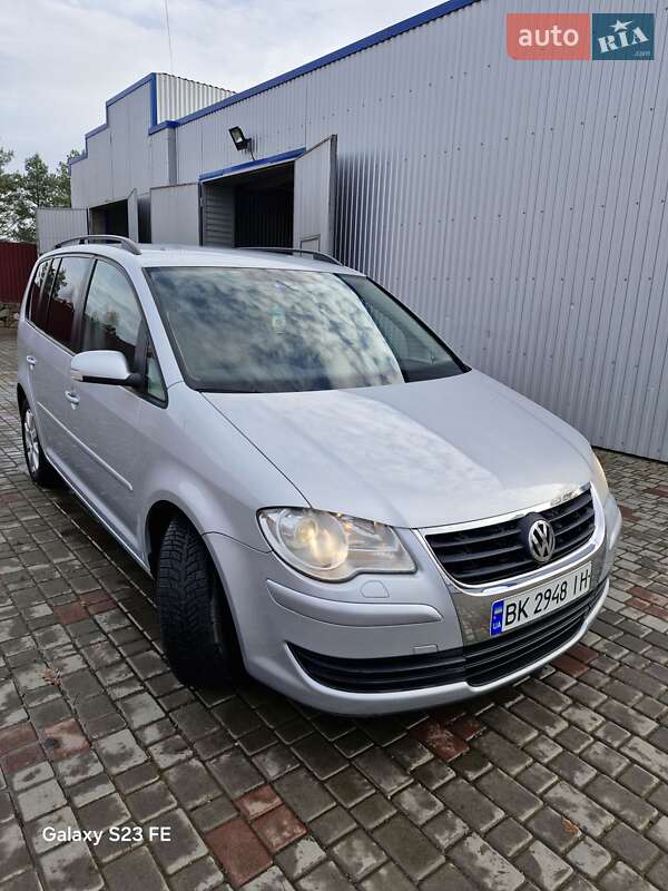 Минивэн Volkswagen Touran 2008 в Чабеле