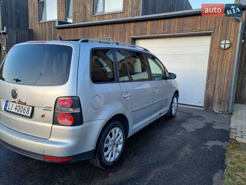 Минивэн Volkswagen Touran 2010 в Гнивани