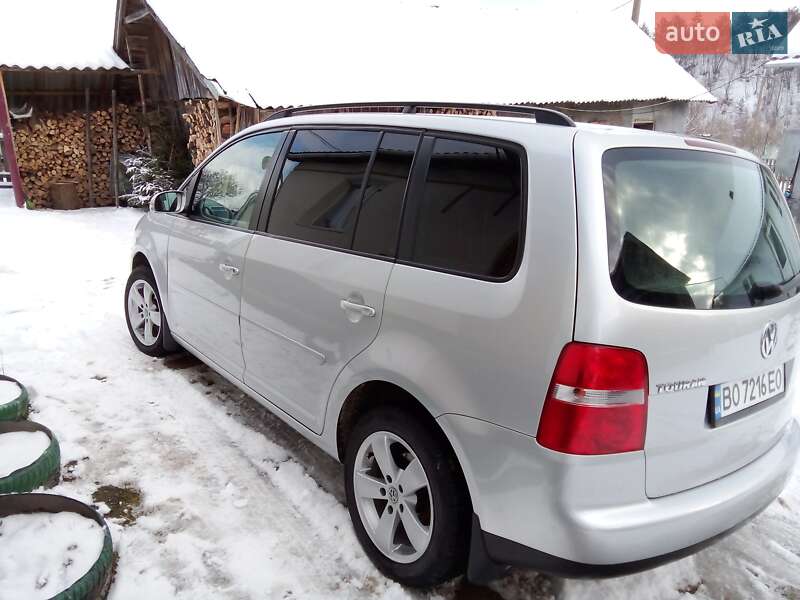 Минивэн Volkswagen Touran 2003 в Монастыриске