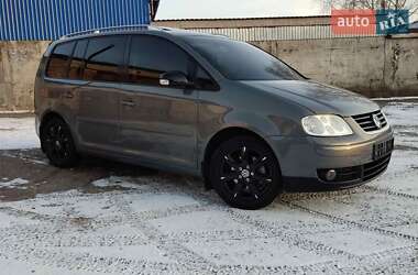 Минивэн Volkswagen Touran 2004 в Нововолынске