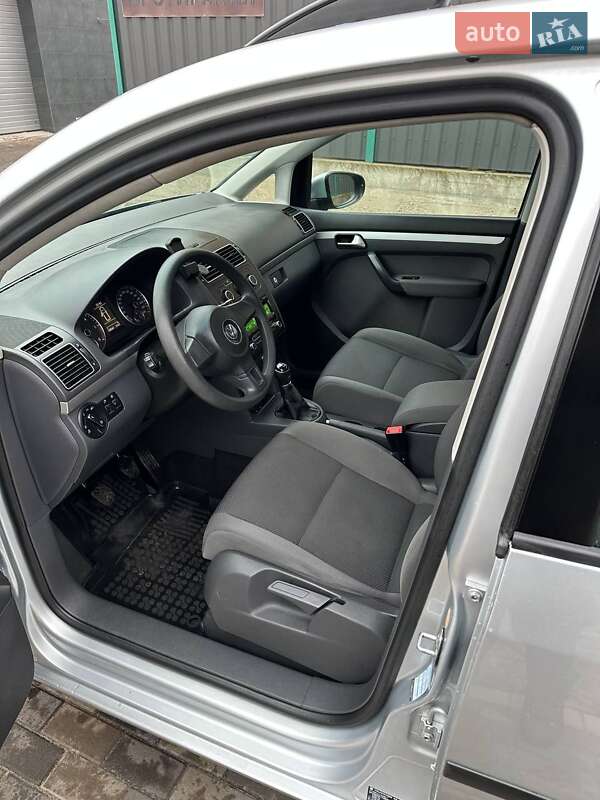 Минивэн Volkswagen Touran 2012 в Ичне