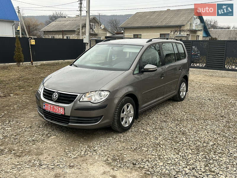 Минивэн Volkswagen Touran 2010 в Надворной