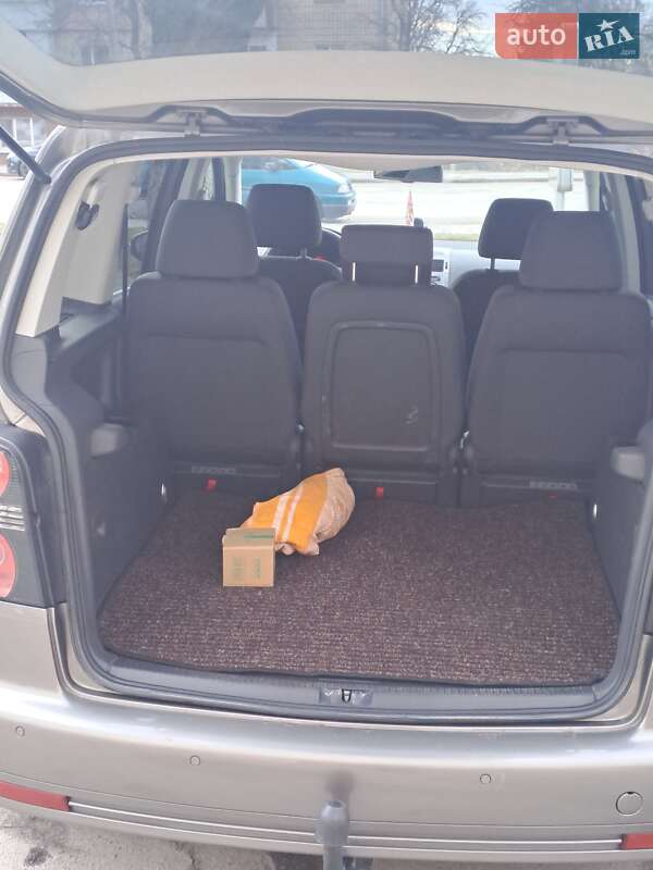 Минивэн Volkswagen Touran 2010 в Звягеле