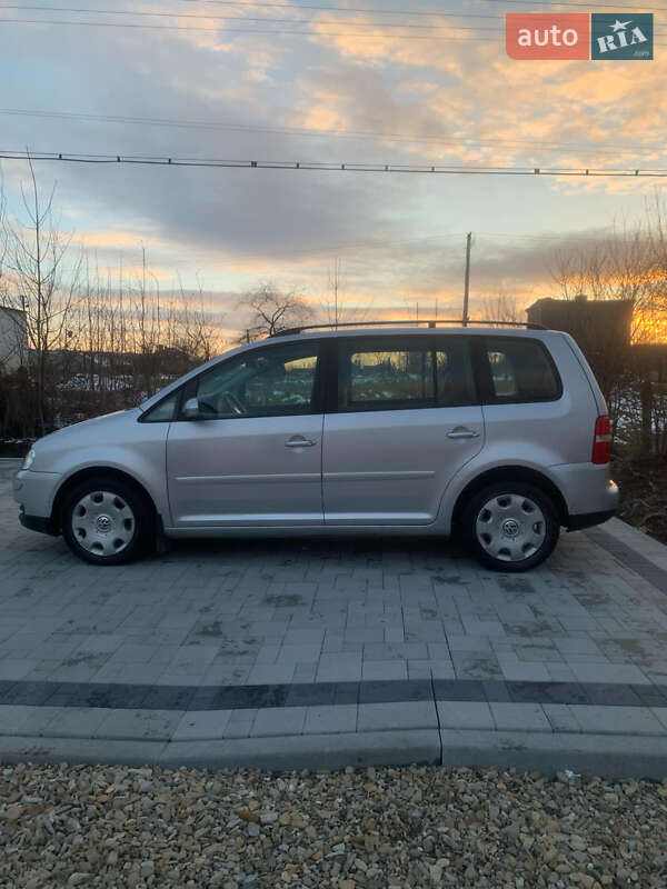 Мінівен Volkswagen Touran 2006 в Хирові
