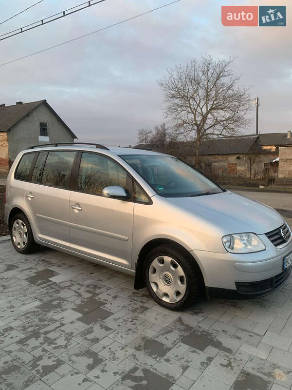 Мінівен Volkswagen Touran 2006 в Хирові