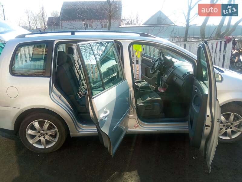 Минивэн Volkswagen Touran 2005 в Чуднове