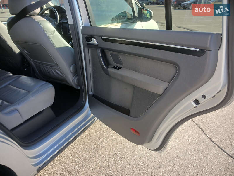 Мінівен Volkswagen Touran 2012 в Києві