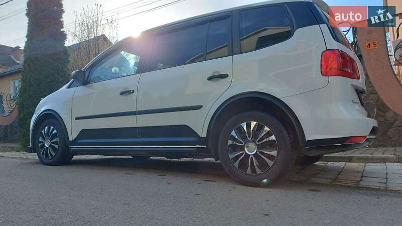 Мінівен Volkswagen Touran 2014 в Ужгороді