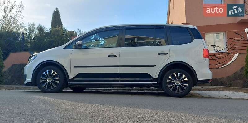 Мінівен Volkswagen Touran 2014 в Ужгороді