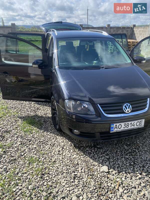 Минивэн Volkswagen Touran 2006 в Иршаве