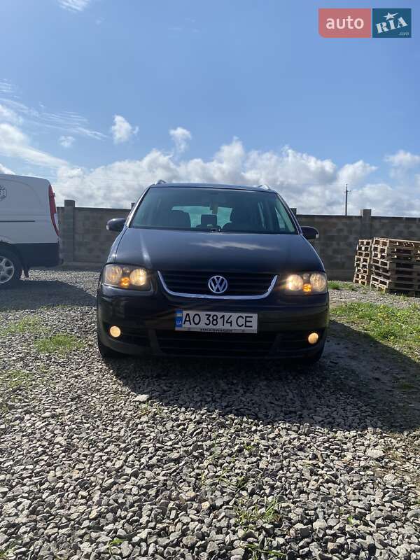 Минивэн Volkswagen Touran 2006 в Иршаве