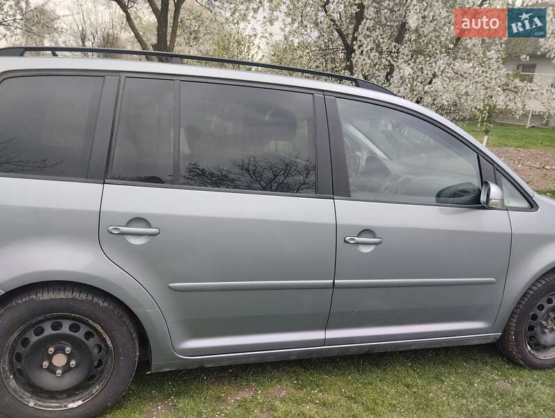 Мінівен Volkswagen Touran 2009 в Чернівцях