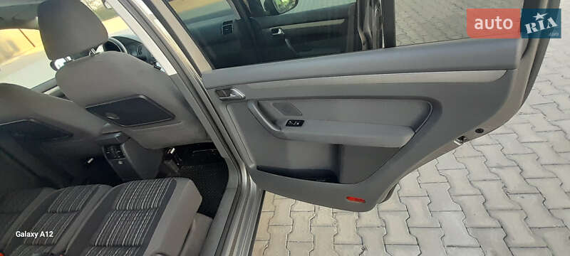 Минивэн Volkswagen Touran 2011 в Хотине