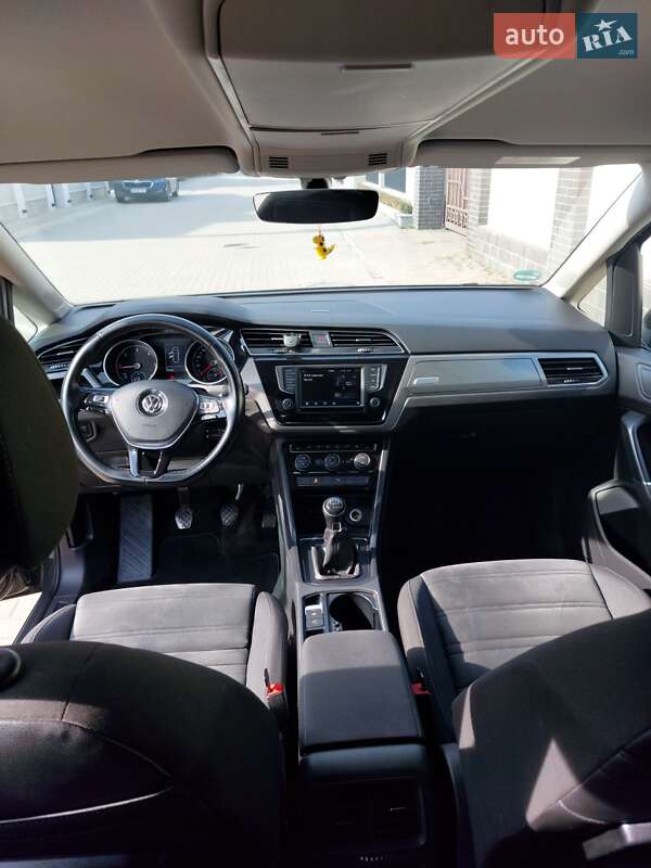 Микровэн Volkswagen Touran 2017 в Ужгороде