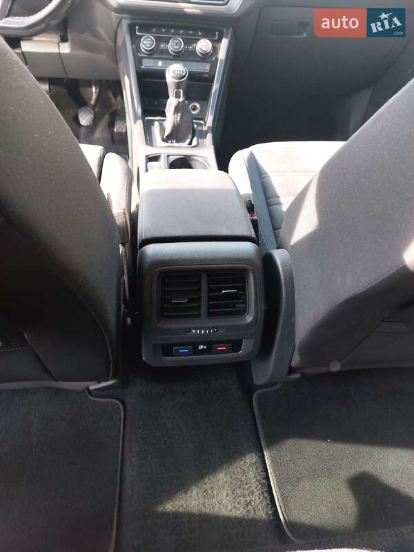 Микровэн Volkswagen Touran 2017 в Ужгороде