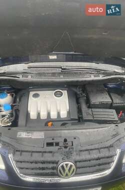 Минивэн Volkswagen Touran 2003 в 