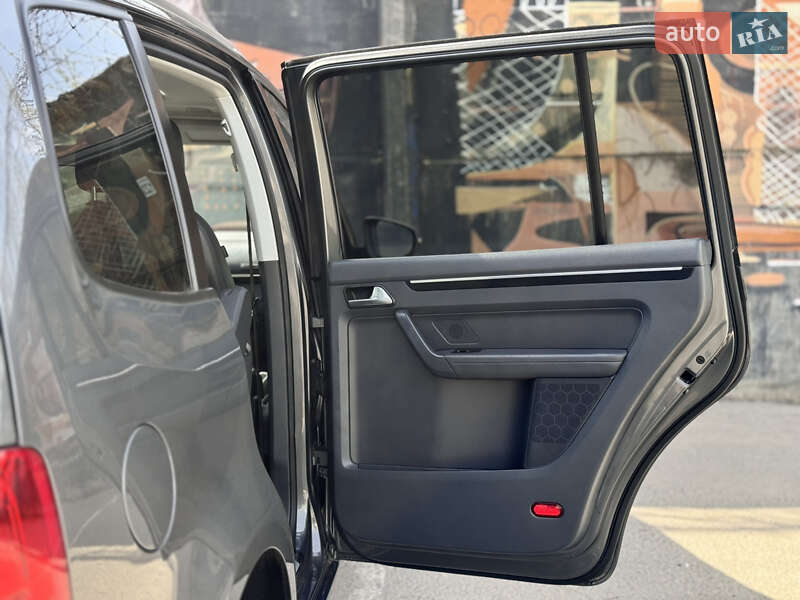 Минивэн Volkswagen Touran 2012 в Луцке