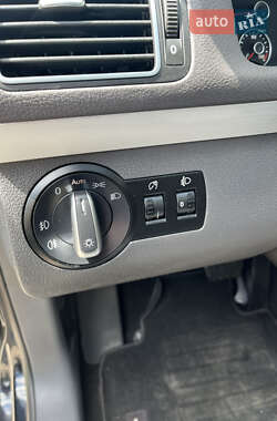 Минивэн Volkswagen Touran 2012 в 