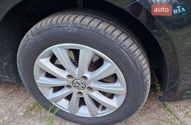 Минивэн Volkswagen Touran 2012 в 
