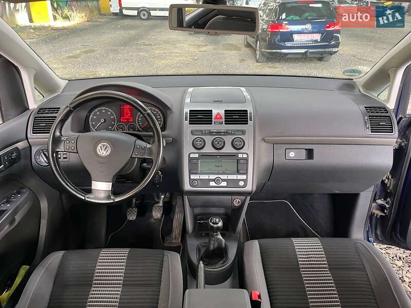 Мінівен Volkswagen Touran 2008 в Луцьку