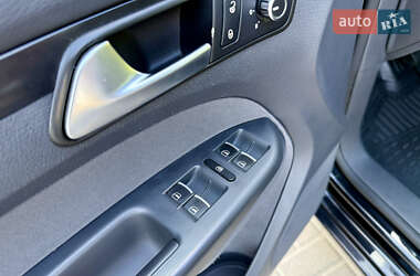 Мінівен Volkswagen Touran 2012 в 