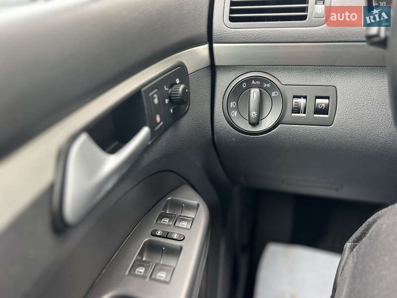 Мінівен Volkswagen Touran 2010 в Луцьку