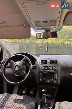 Мінівен Volkswagen Touran 2011 в 
