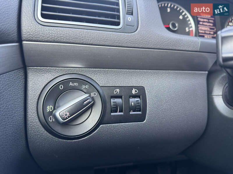 Минивэн Volkswagen Touran 2011 в Сарнах