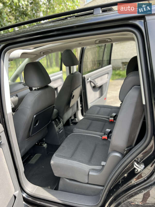 Минивэн Volkswagen Touran 2011 в Сарнах