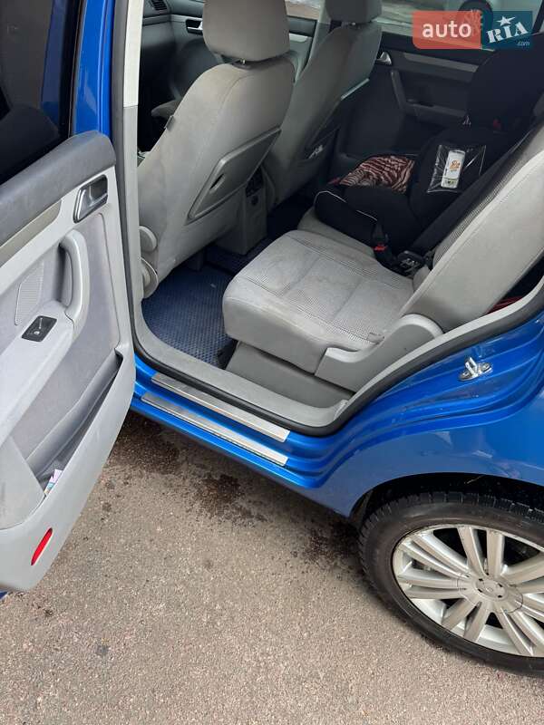 Минивэн Volkswagen Touran 2006 в Овруче