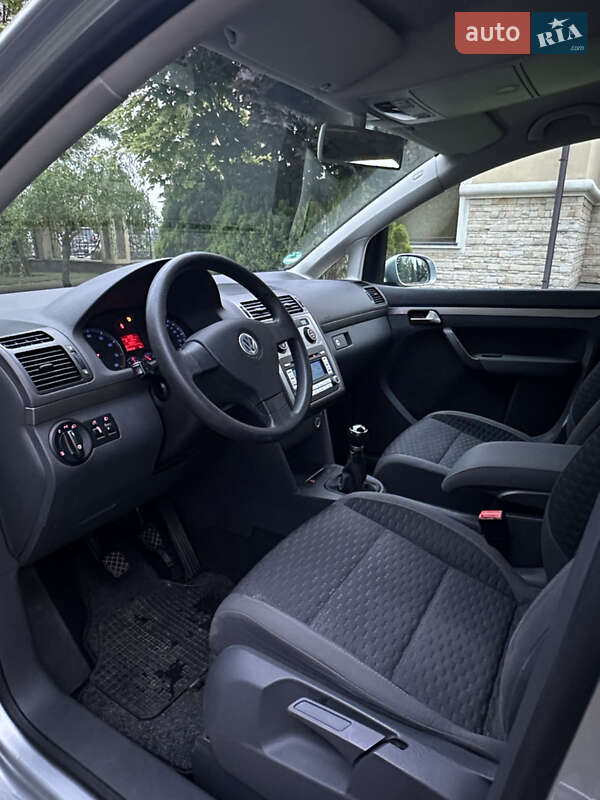 Минивэн Volkswagen Touran 2007 в Сарнах