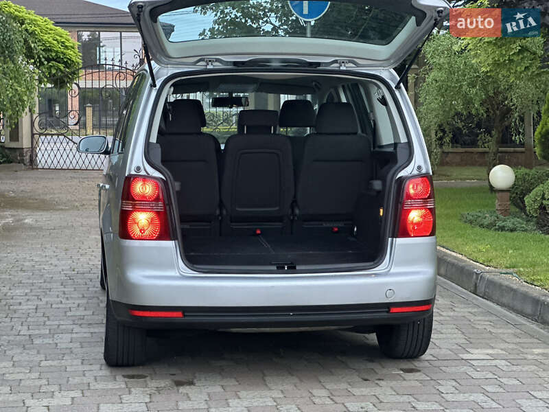 Минивэн Volkswagen Touran 2007 в Сарнах