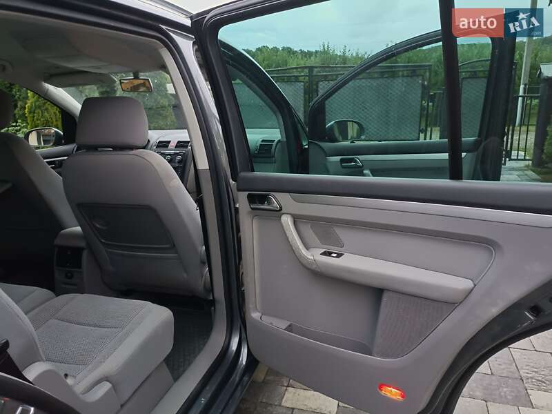 Минивэн Volkswagen Touran 2004 в Косове