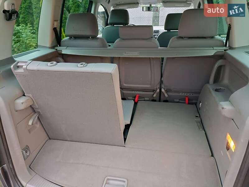 Минивэн Volkswagen Touran 2004 в Косове