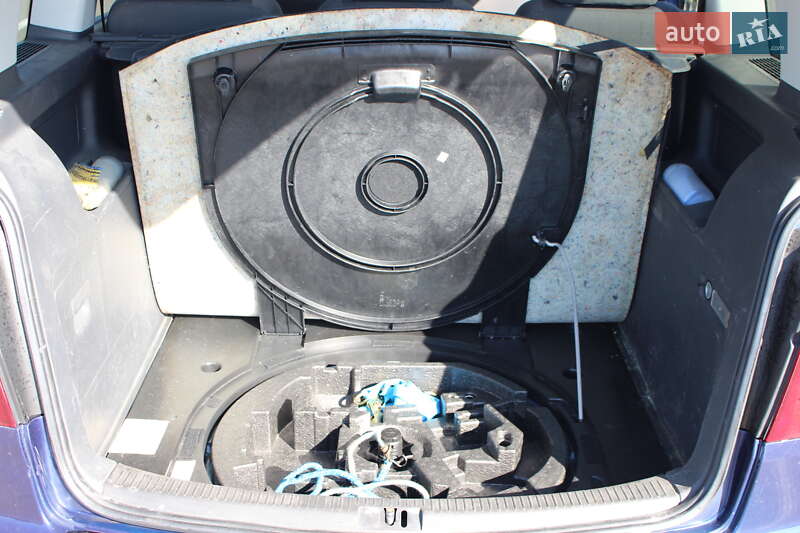 Минивэн Volkswagen Touran 2007 в Днепре