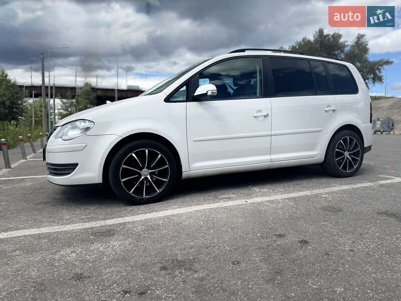 Минивэн Volkswagen Touran 2008 в Киеве