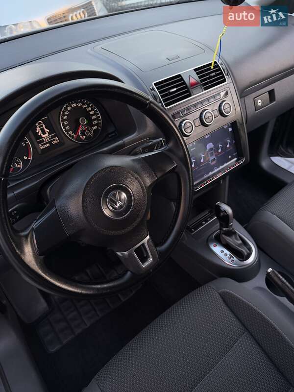 Минивэн Volkswagen Touran 2012 в Вараше