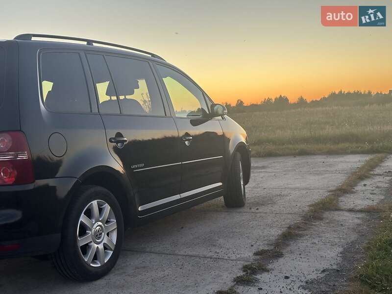Минивэн Volkswagen Touran 2008 в Сарнах